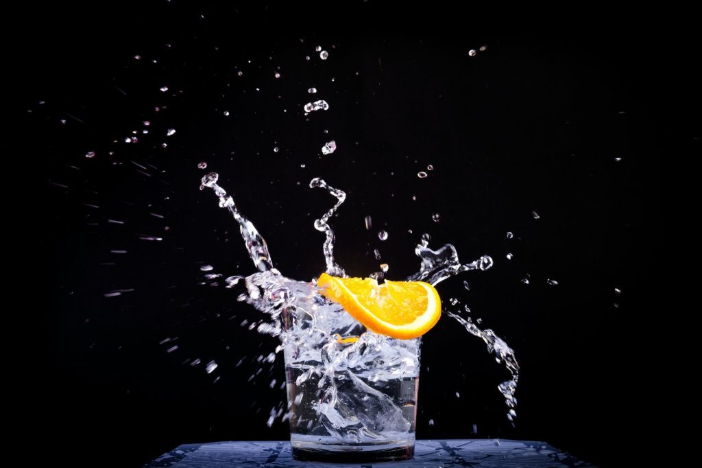 Un verre d'eau avec une tranche d'orange.