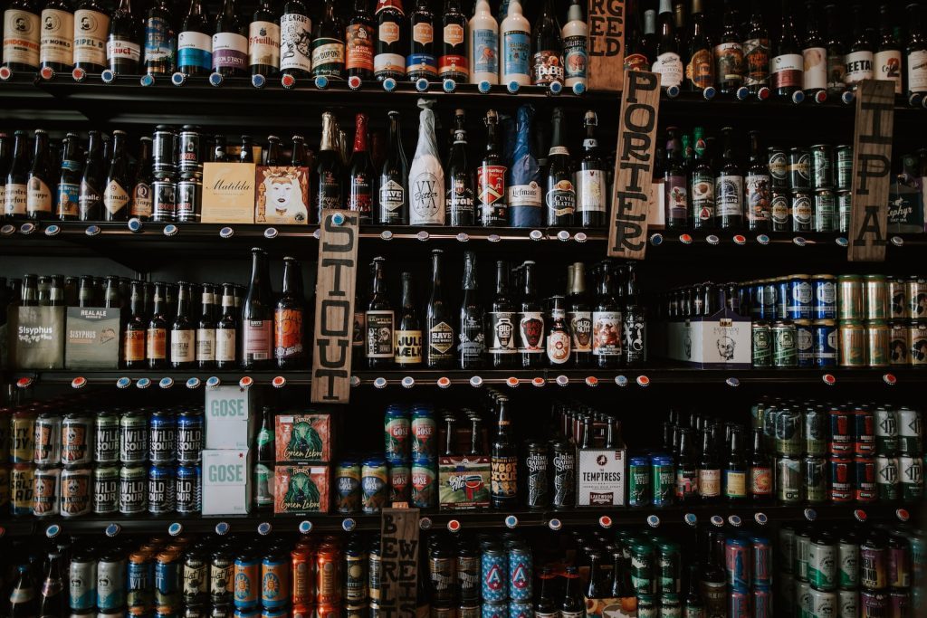 Une rangée de bouteilles de bière sur une étagère.