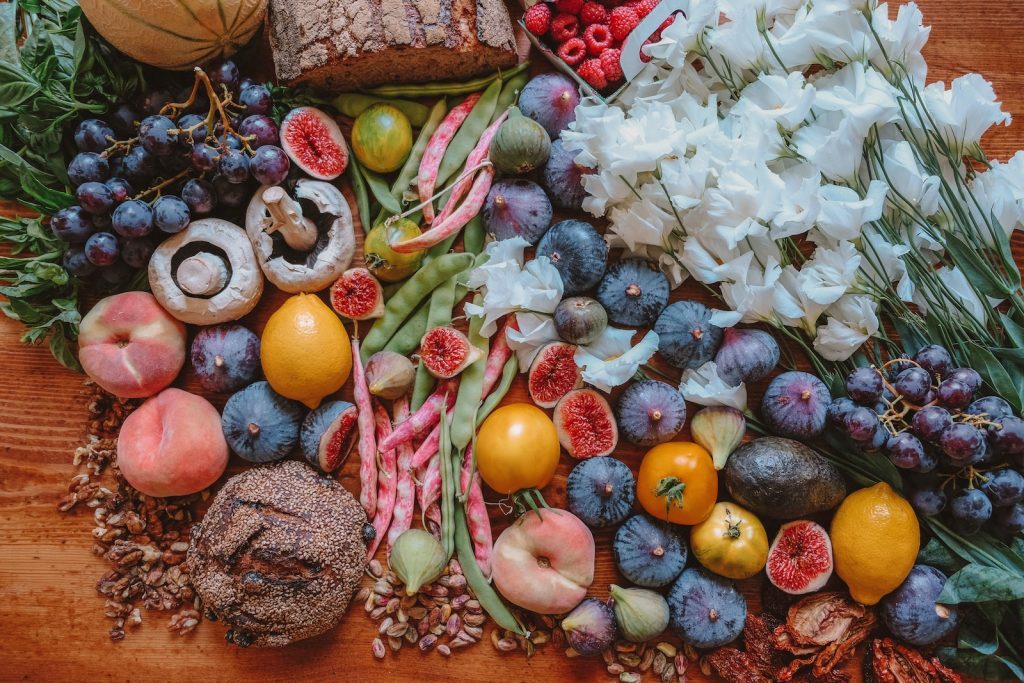 Un arrangement de fruits et légumes sur une table en bois.