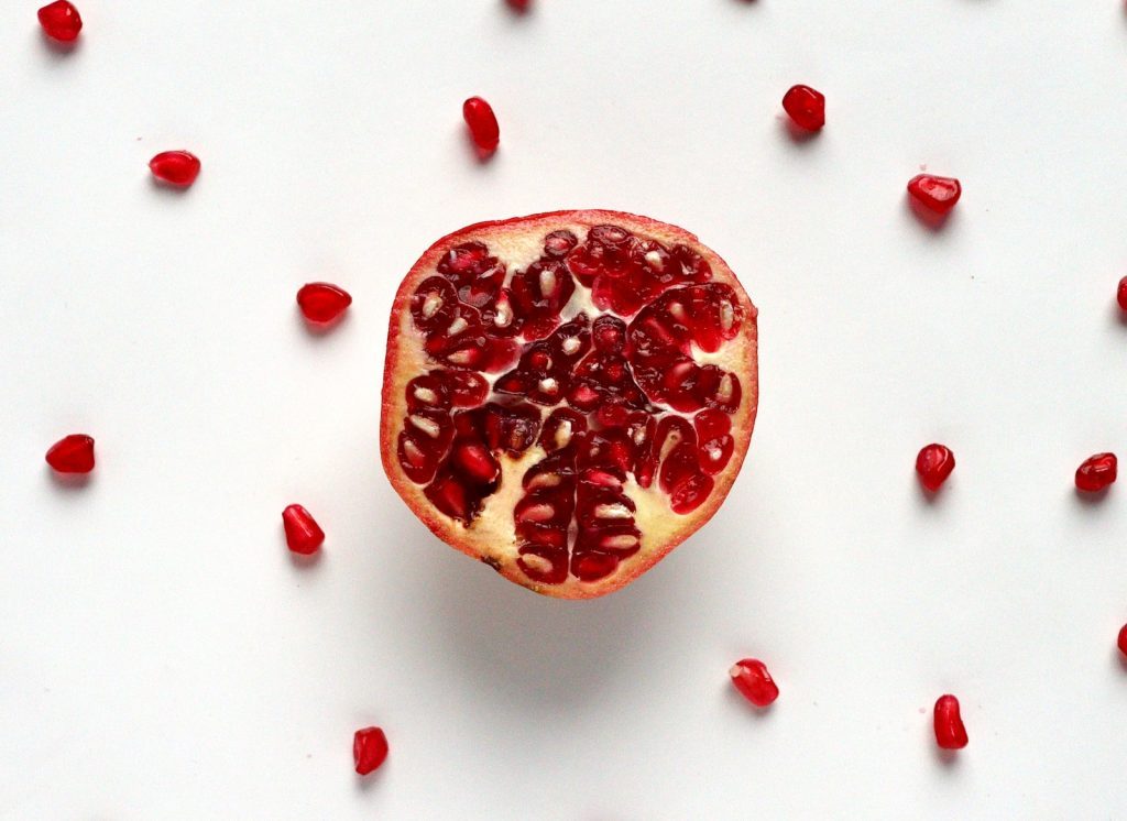fruits rouges tranchés sur surface blanche