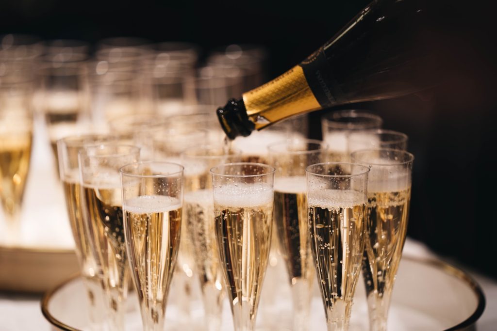 Champagne versé dans des verres sur une table.