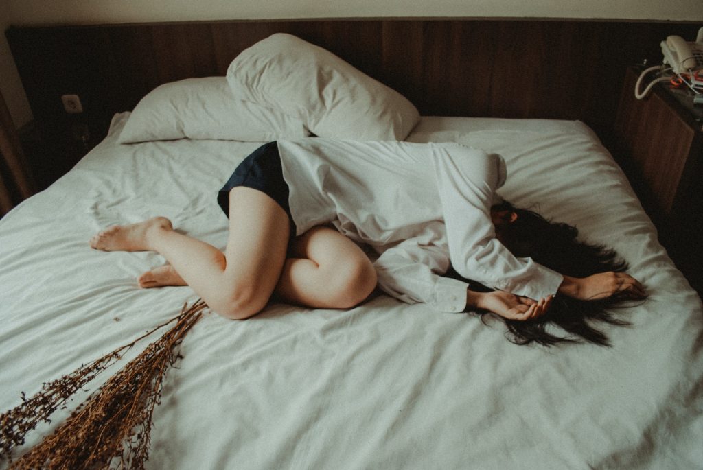 Une femme allongée sur un lit.